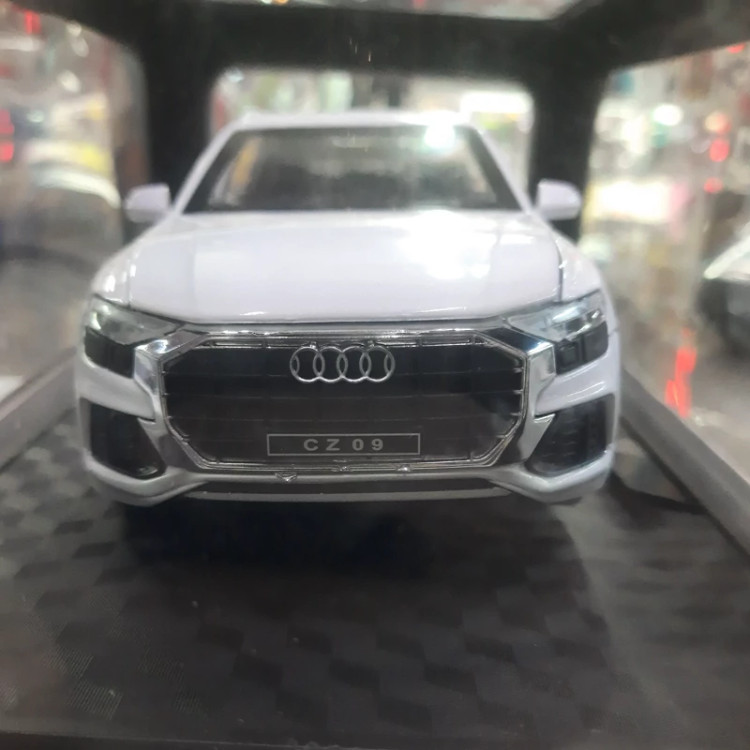 ماکت فلزی آئودیQ8 عقب کش موزیکال چراغ دار داری استند(Audi Q8 )