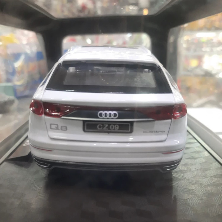 ماکت فلزی آئودیQ8 عقب کش موزیکال چراغ دار داری استند(Audi Q8 )