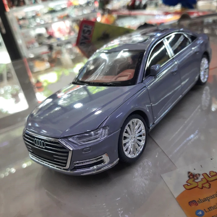 ماکت فلزی آئودیQ8 عقب کش موزیکال چراغ دار داری استند(Audi Q8 )