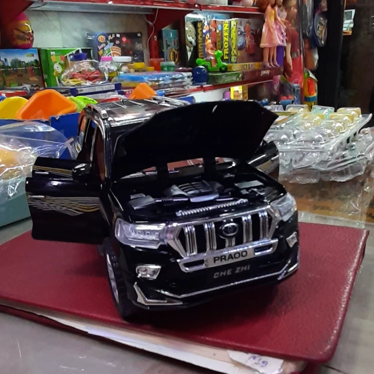 ماکت فلزی تویوتا پرادو 6 در بازشو دود زا موزیکال TOYOTA PRADO رنگ سفید