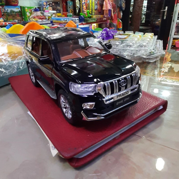 ماکت فلزی تویوتا پرادو 6 در بازشو دود زا موزیکال TOYOTA PRADO رنگ سفید